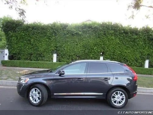 Noleggia una Volvo XC60 dell'anno 2016 a Tirana