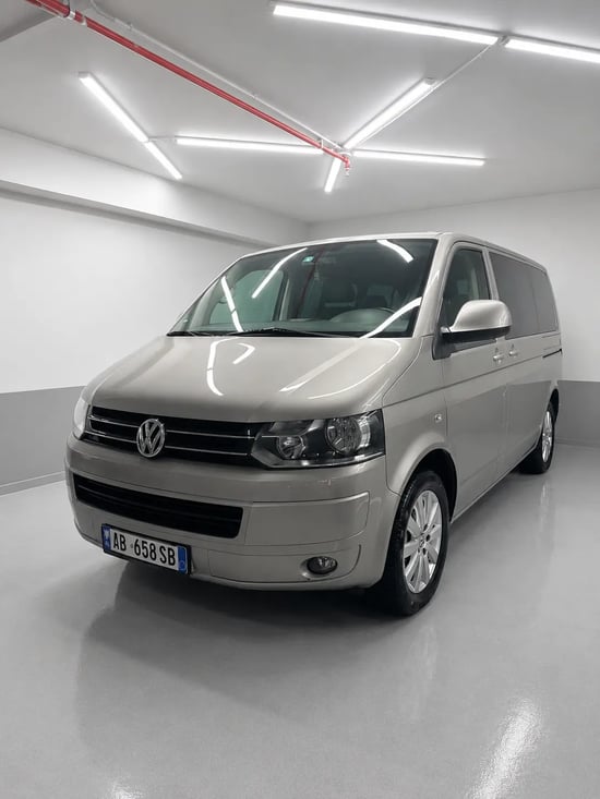 Merrni me qira një Volkswagen T5 Caravelle të vitit 2013 në Tirana