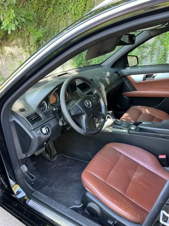 Louer une Mercedes-Benz 220 de l'année 2009 à Elbasan