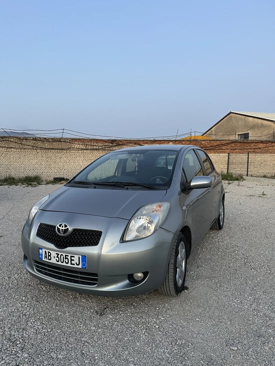 Alquila un 2011 Toyota Yaris en Tirana