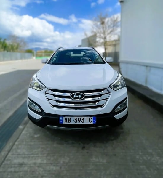 Merrni me qira një Hyundai Santa Fe të vitit 2016 në Tirana