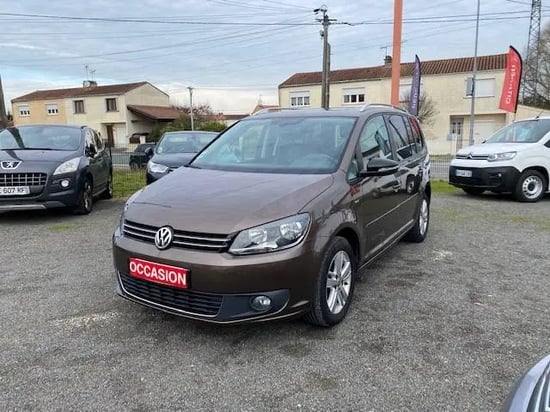 Noleggia una Volkswagen Touran dell'anno 2015 a Tirana