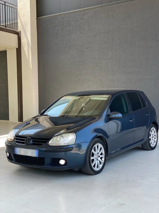 Noleggia una Volkswagen Golf 5 dell'anno 2006 a Durrës