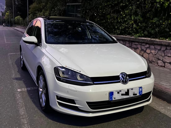 Wynajmij Volkswagen Golf 7 z 2016 roku w Tirana