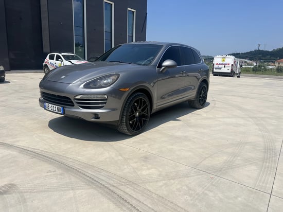 Louer une Porsche Cayenne de l'année 2012 à Tirana