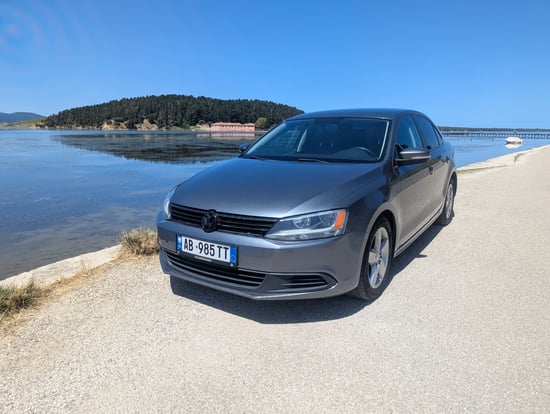 Noleggia una Volkswagen Jetta dell'anno 2012 a Tirana