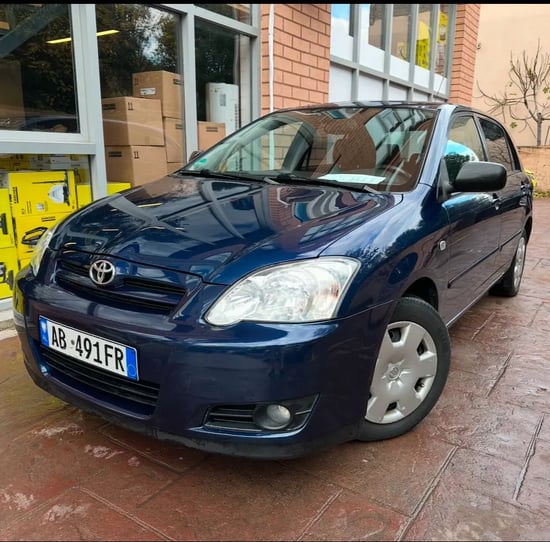 Wynajmij Toyota Corolla z 2010 roku w Tirana