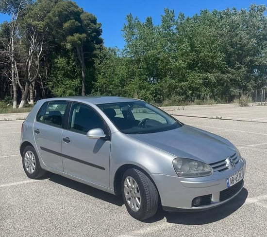 Rent a 2005 Volkswagen Golf 5 in Vlorë
