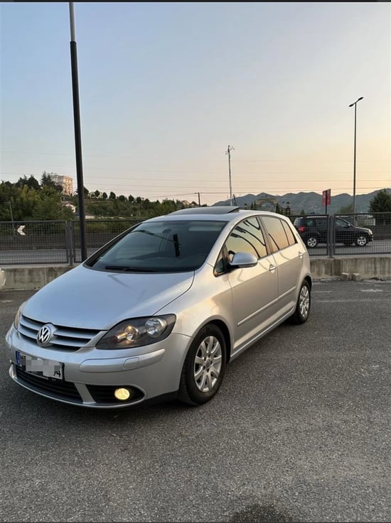 Merrni me qira një Volkswagen Golf Plus të vitit 2007 në Tirana