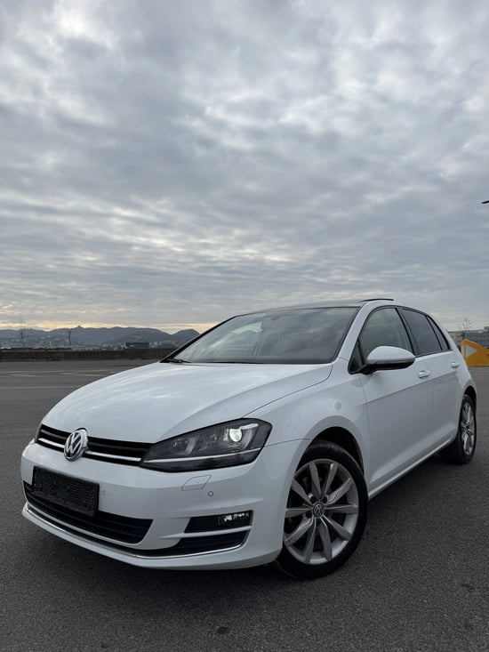 Noleggia una Volkswagen Golf 7 dell'anno 2017 a Durrës