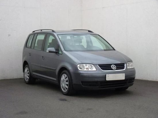 Wynajmij Volkswagen Touran z 2005 roku w Tirana