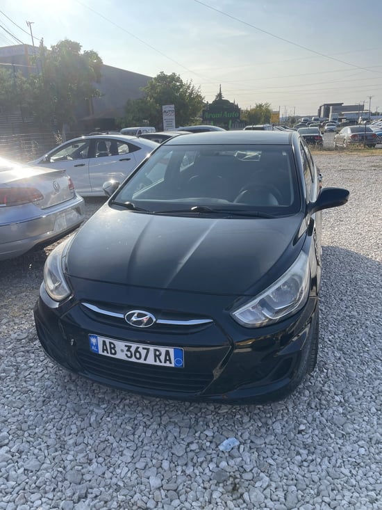 Noleggia una Hyundai Accent dell'anno 2017 a Tirana