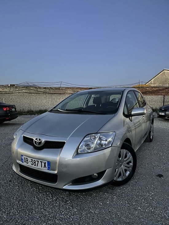 Merrni me qira një Toyota Auris të vitit 2009 në Tirana