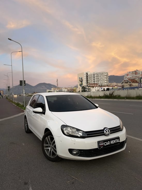 Wynajmij Volkswagen Golf 6 z 2012 roku w Tirana