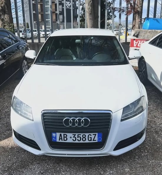 Louer une Audi A3 de l'année 2014 à Tirana