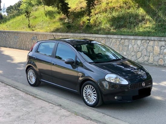 Wynajmij Fiat Punto z 2009 roku w Tirana