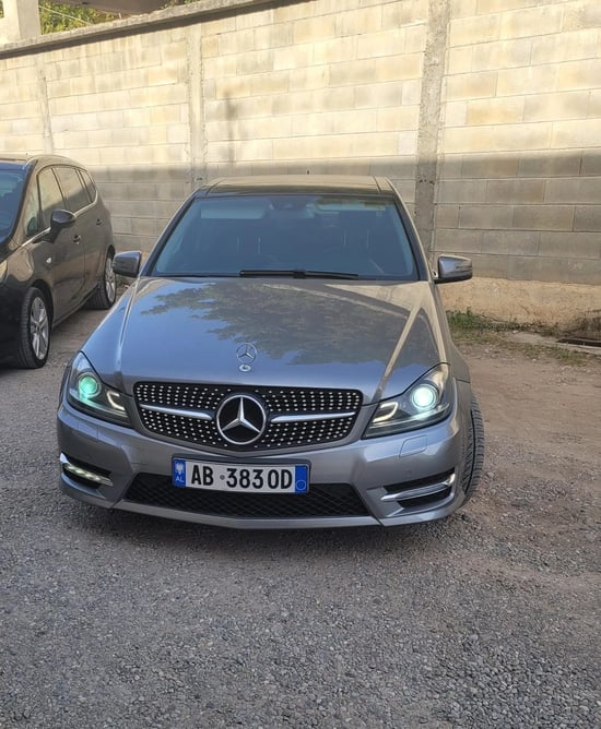 Merrni me qira një Mercedes-Benz C 220 të vitit 2013 në Durrës