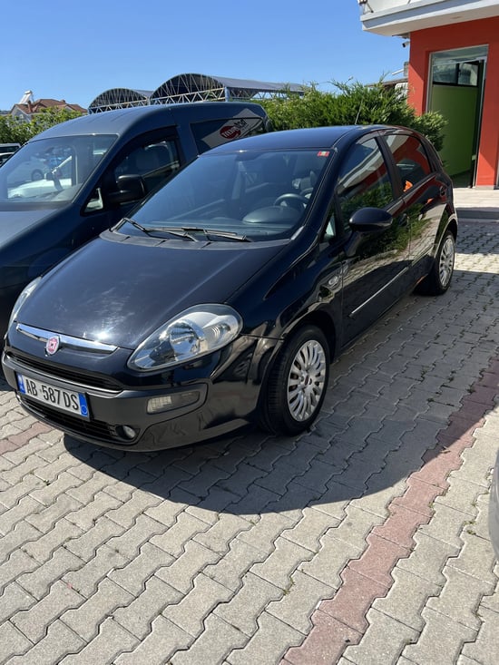 Wynajmij Fiat Punto Evo z 2012 roku w Tirana