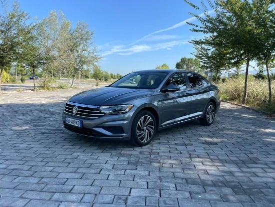 Louer une Volkswagen Jetta de l'année 2021 à Tirana