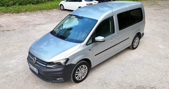 Merrni me qira një Volkswagen Caddy të vitit 2018 në Tirana