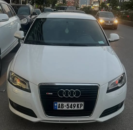Wynajmij Audi A3 z 2014 roku w Tirana
