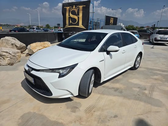 Merrni me qira një Toyota Avensis të vitit 2024 në Tirana