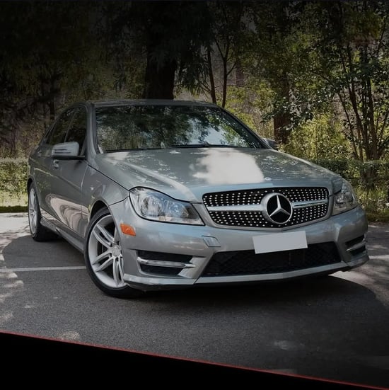 Wynajmij Mercedes-Benz C 300 z 2012 roku w Tirana