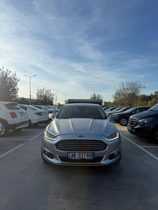 Merrni me qira një Ford Mondeo të vitit 2015 në Durrës