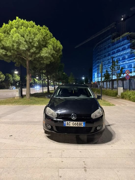 Alquila un 2013 Volkswagen Golf 6 en Tirana