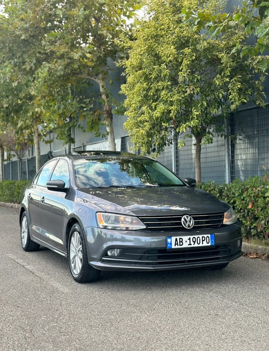 Louer une Volkswagen Jetta de l'année 2015 à Tirana