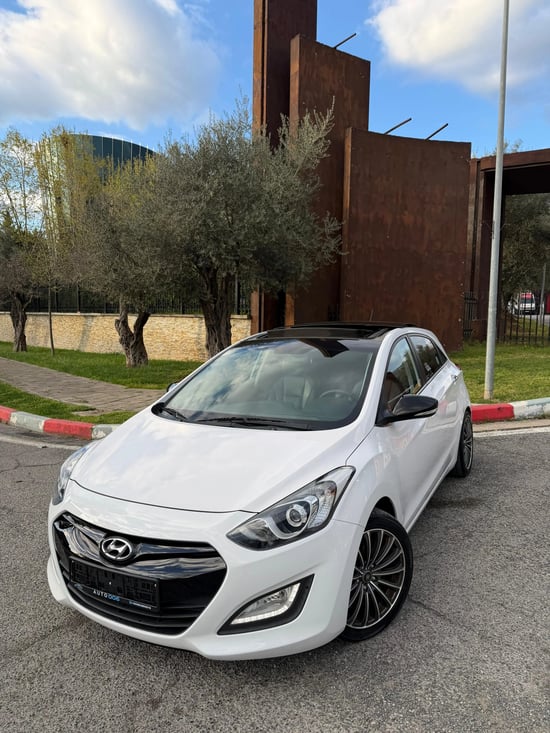 2012 Hyundai i30 in Sarandë mieten