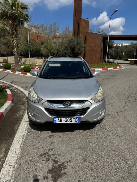 Noleggia una Hyundai Tucson dell'anno 2009 a Tirana
