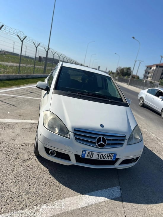 Merrni me qira një Mercedes-Benz A 180 të vitit 2009 në Sarandë
