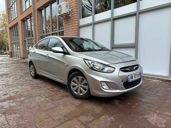 Louer une Hyundai Accent de l'année 2015 à Tirana