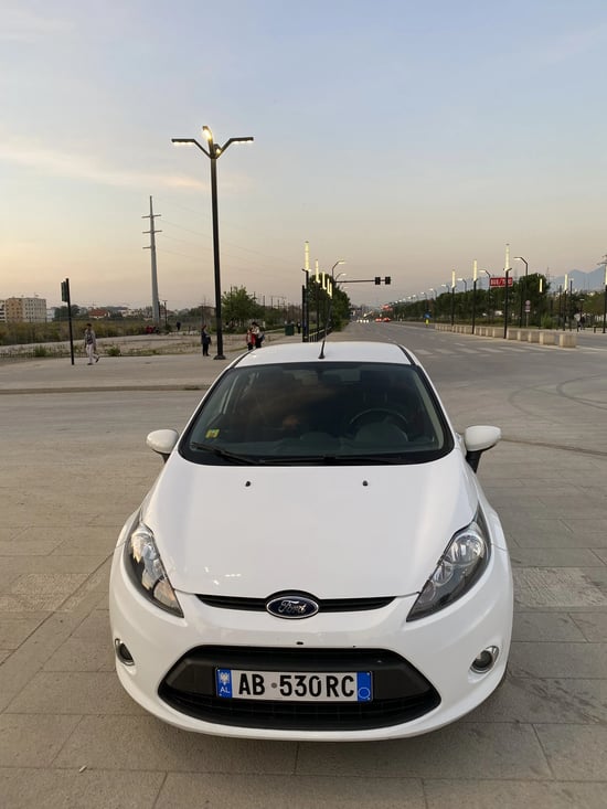 Noleggia una Ford Fiesta dell'anno 2012 a Tirana