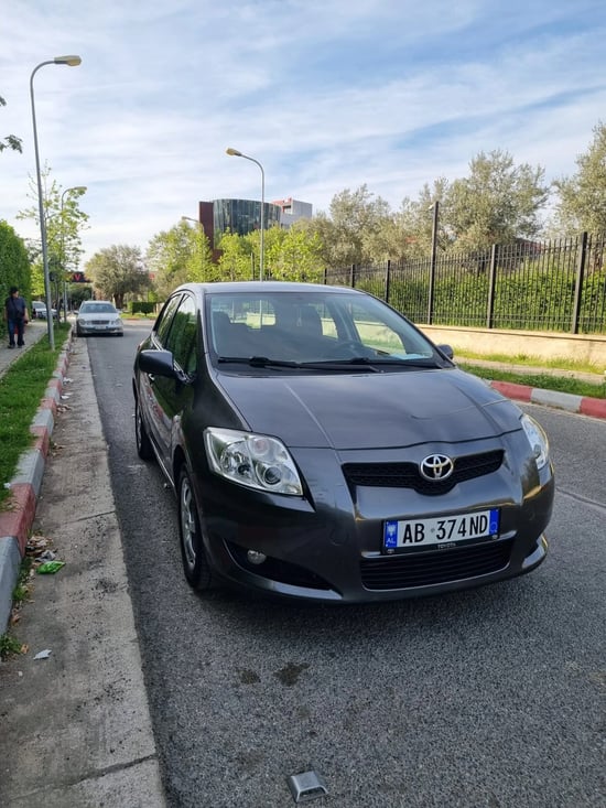 Wynajmij Toyota Auris z 2008 roku w Tirana