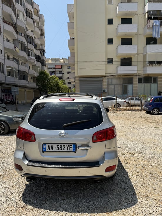 Wynajmij Hyundai Santa Fe z 2006 roku w Durrës