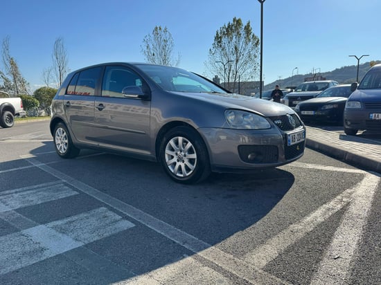 Louer une Volkswagen Golf 5 de l'année 2006 à Tirana