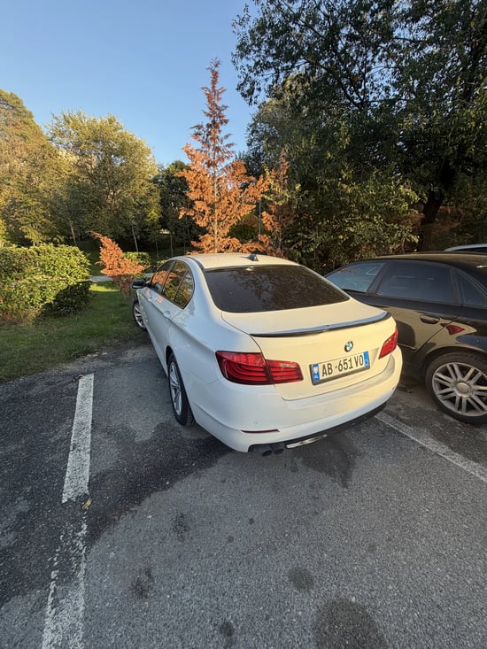 Noleggia una BMW 520 dell'anno 2011 a Tirana