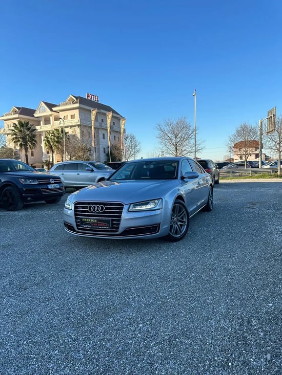 Wynajmij Audi A8 z 2015 roku w Tirana