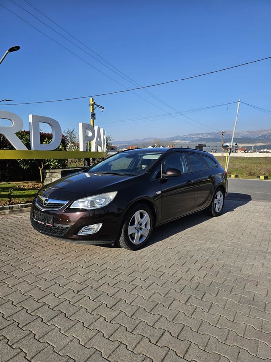 Noleggia una Opel Astra dell'anno 2011 a Tirana