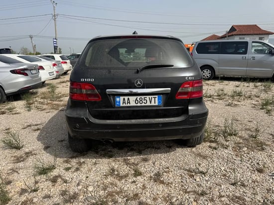 Louer une Mercedes-Benz B 180 de l'année 2010 à Tirana