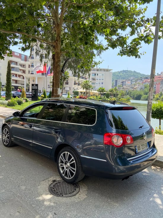 Merrni me qira një Volkswagen Passat të vitit 2009 në Tirana