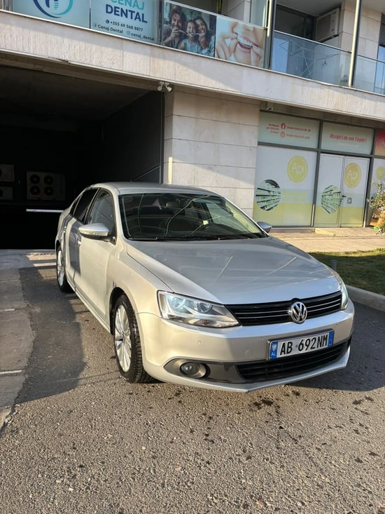 Merrni me qira një Volkswagen Jetta të vitit 2011 në Tirana