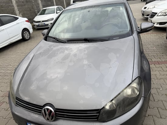 Alquila un 2013 Volkswagen Golf 6 en Tirana