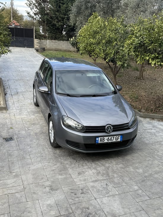 Noleggia una Volkswagen Golf 6 dell'anno 2013 a Tirana