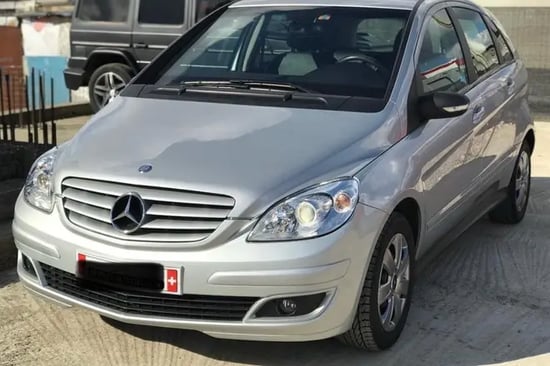 Noleggia una Mercedes-Benz B 200 dell'anno 2006 a Tirana
