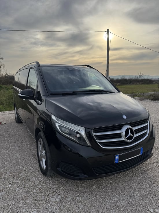 Louer une Mercedes-Benz V 250 de l'année 2019 à Tirana