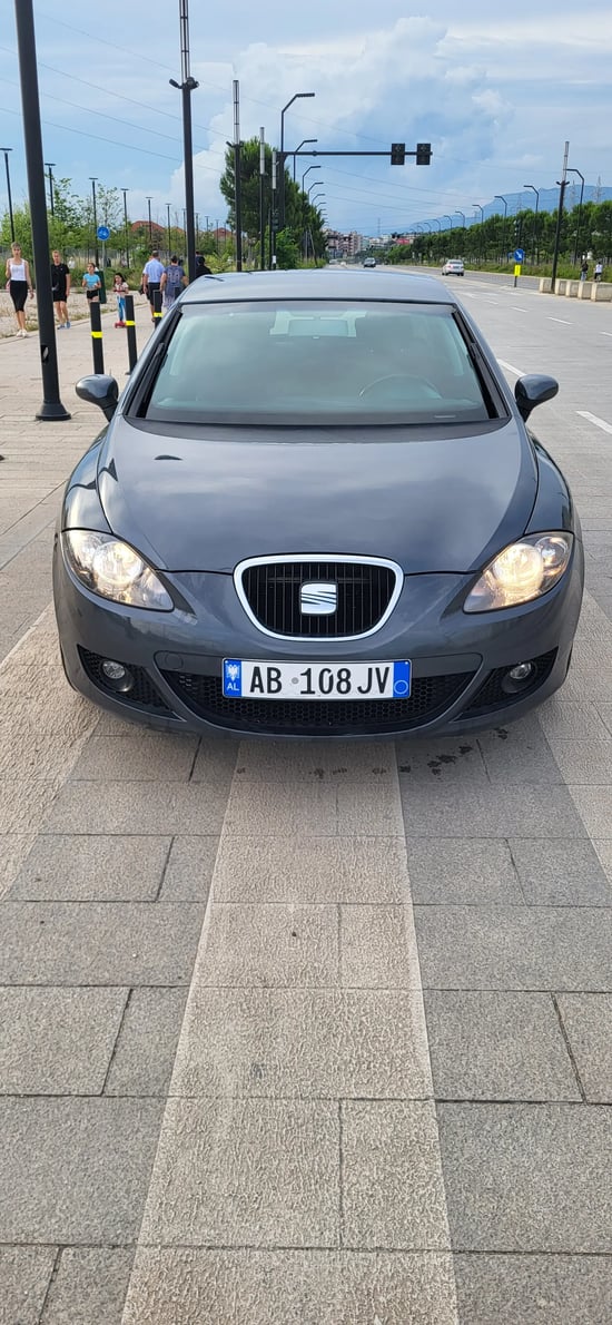 Noleggia una Seat Leon dell'anno 2007 a Tirana