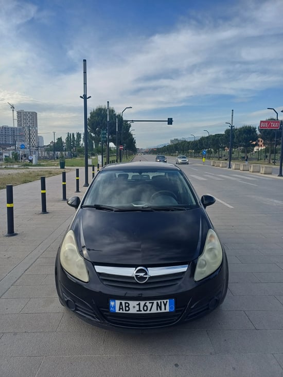 Alquila un 2009 Opel Corsa en Tirana